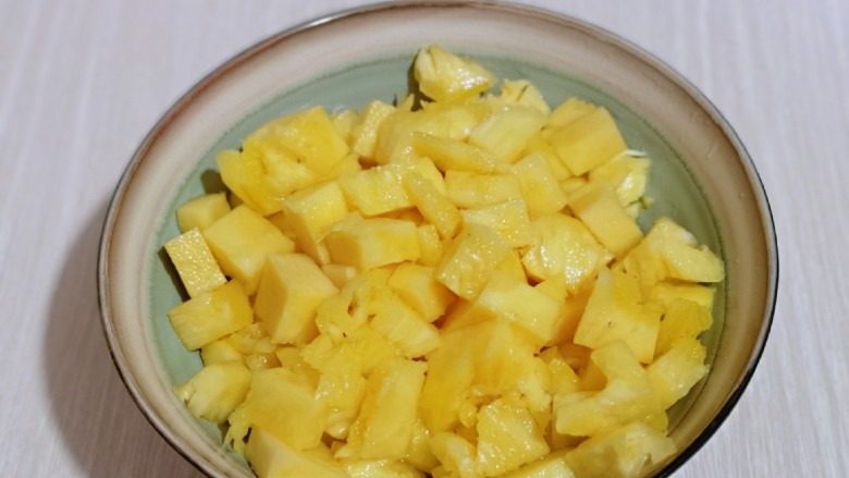 自制零添加菠萝酱,切好的菠萝丁放入大口器具中。