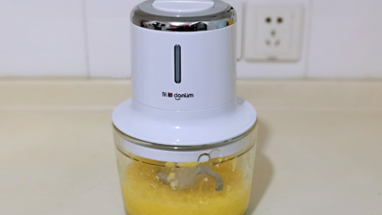 自制零添加菠萝酱,启动按钮，绞碎即可。