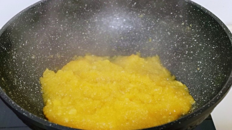 自制零添加菠萝酱,熬熬至没有水分为止。