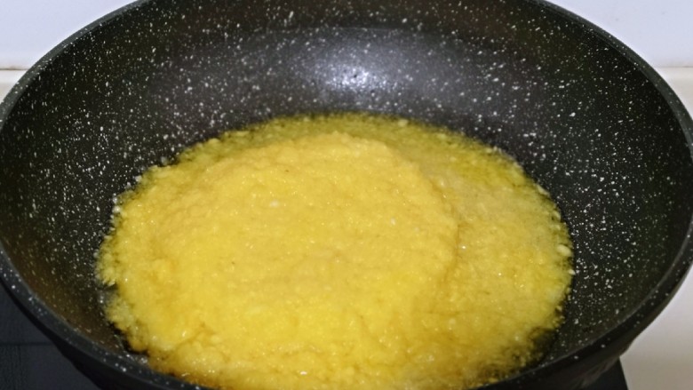 自制零添加菠萝酱,搅碎的菠萝倒入锅中。