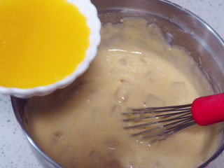 制做简单快捷的下午茶点心【酸奶芒果干麦芬】,称出75克黄油，将黄油放微波炉叮一分钟，融化；融化的无盐黄油加进面糊