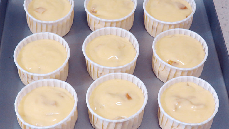 制做简单快捷的下午茶点心【酸奶芒果干麦芬】,将蛋糕糊装入模具中，八分满左右。可做9个麦芬蛋糕
