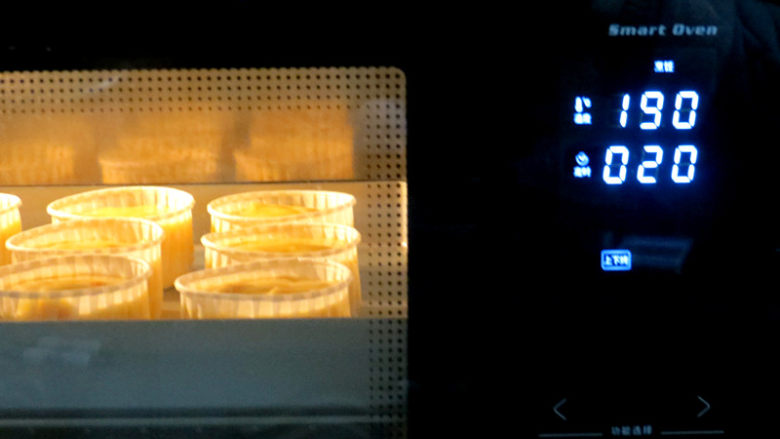 制做简单快捷的下午茶点心【酸奶芒果干麦芬】,放入预热好的烤箱中层 (我是小烤箱放下层)，上下火190°烤20分钟