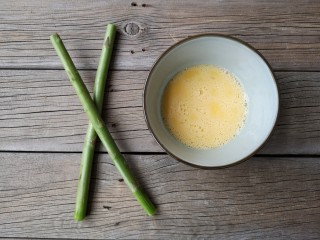 蛋卷芦笋——春季健康瘦身餐,芦笋去老茎老皮洗净，鸡蛋加适量的盐打散成蛋液。
