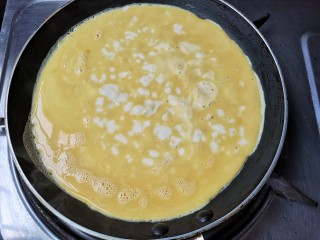 蛋卷芦笋——春季健康瘦身餐,平底不粘锅预热，倒入一部分的蛋液，晃匀，小火至差不多凝固状态。（我用的不粘锅没有放油，您在家做的时候根据自家锅的状况选择刷油或者不刷）