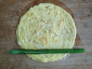 蛋卷芦笋——春季健康瘦身餐,将蛋皮取出，将芦笋放在蛋皮的一头，方便卷起成卷。
