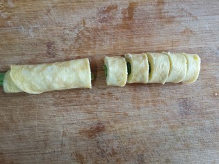 蛋卷芦笋——春季健康瘦身餐,卷紧后切成均匀的小段。