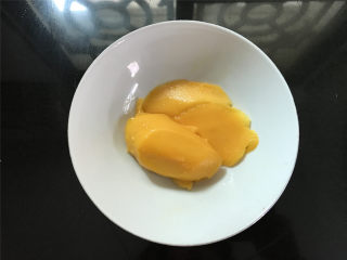 芒果酸奶吐司,把芒果清洗干净后，去掉芒果核后取肉备用。