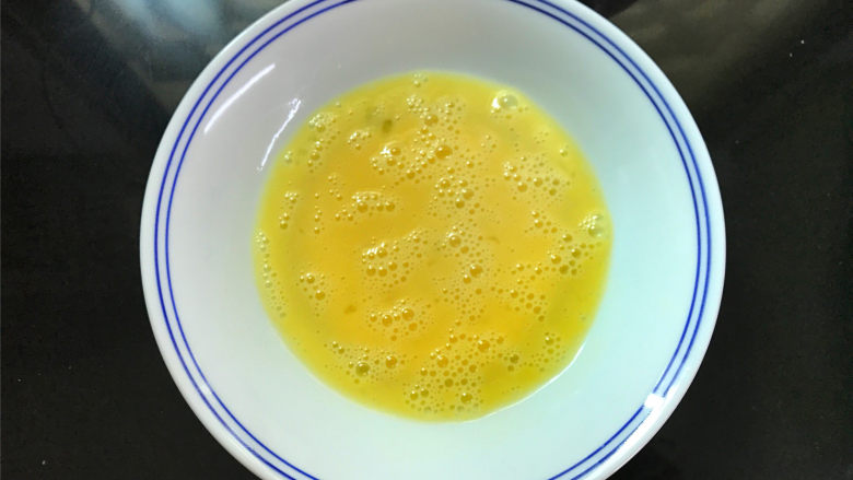 芒果酸奶吐司,鸡蛋打入碗中，搅打均匀。