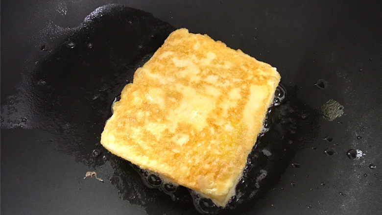 芒果酸奶吐司,小火慢煎至两面都呈金黄色后即可。