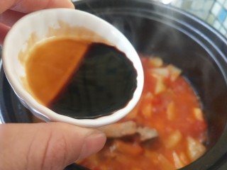 番茄小排土豆汤,加入酱油和少许盐。