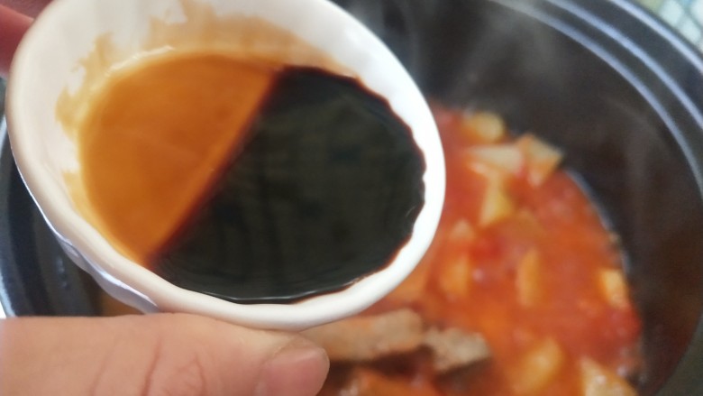 番茄小排土豆汤,加入酱油和少许盐。