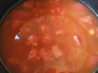 番茄小排土豆汤,热锅放油，将番茄丁放入，炒出番茄红素

加入番茄酱、土豆，再翻炒一下，加入水。