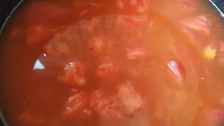 番茄小排土豆汤,热锅放油，将番茄丁放入，炒出番茄红素

加入<a style='color:red;display:inline-block;' href='/shicai/ 699'>番茄酱</a>、土豆，再翻炒一下，加入水。