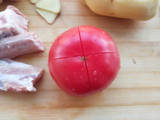 番茄小排土豆汤,番茄顶部切十字。