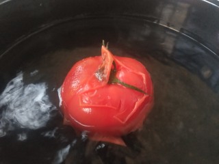 番茄小排土豆汤,放入开水中烫一下，去皮。