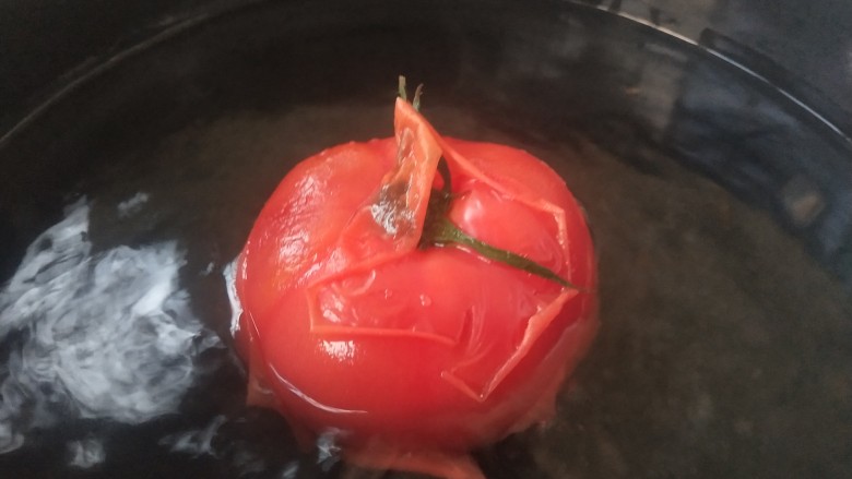 番茄小排土豆汤,放入开水中烫一下，去皮。