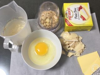 全麦吐司+奶酪花生味,熟花生米放料理机打成泥，奶酪切成薄片，清水加入至37度，放入发酵粉孵化，鸡蛋用室温的。