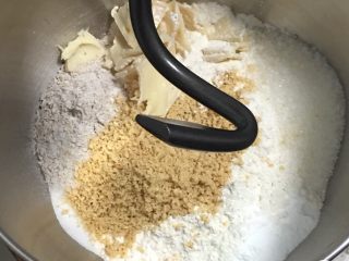 全麦吐司+奶酪花生味,高筋粉和预拌粉混合，加入盐和细砂糖，再加入奶酪和花生泥。