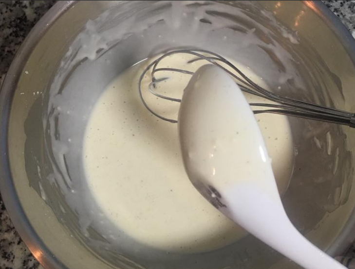 酥炸杏鲍菇,将粉浆的材料完全混匀，浓稠度是可以薄薄遮盖汤匙底的程度后，放入冰箱冷藏；