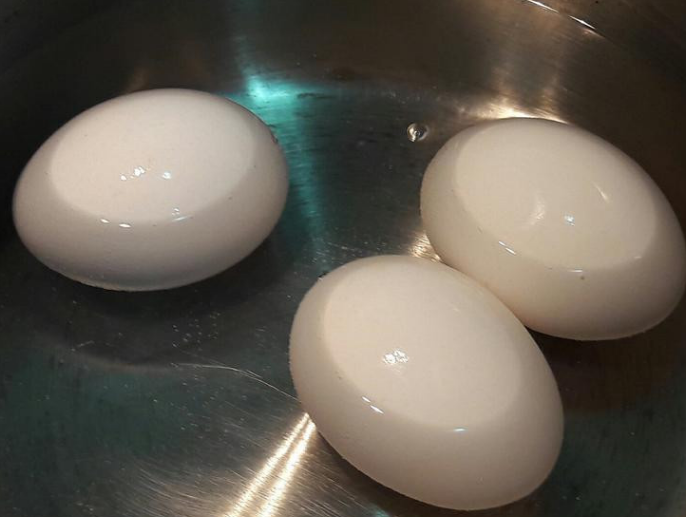 果鸡蛋马铃薯起司沙拉,水煮蛋可事先煮好冰在冰箱备用。想吃就可取出比较方便。