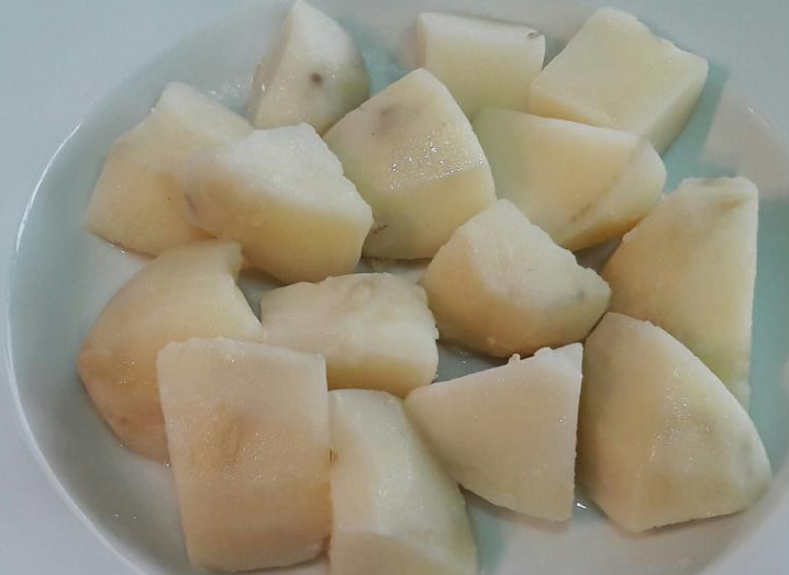 果鸡蛋马铃薯起司沙拉,马铃薯蒸熟或是水煮熟皆可。
熟的时候用筷子戳可以轻松刺穿