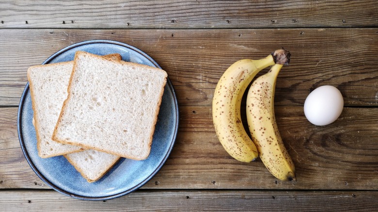 全麦土司香蕉派——无油低卡健身餐,准备食材。