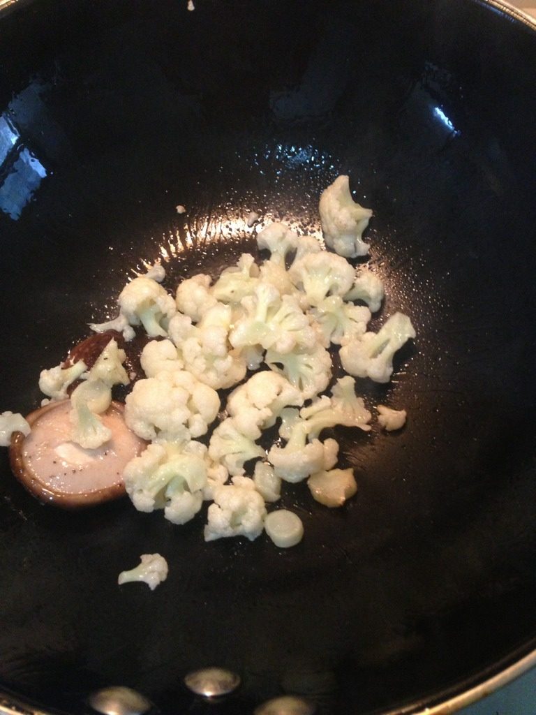 香菇菜花小绵羊,热锅略放些油把菜花和香菇放半勺盐炒熟