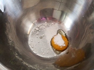 芒果班戟,蛋黄加糖粉拌匀