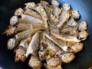 家焖黄花鱼,焖至汤汁快收干时放入味精提鲜即可出锅享用