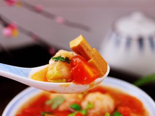虾滑番茄豆干汤,吃上一口超级满足。