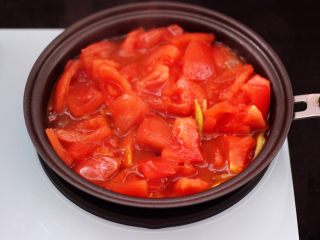 虾滑番茄豆干汤,大火翻炒至番茄变软汤浓。
