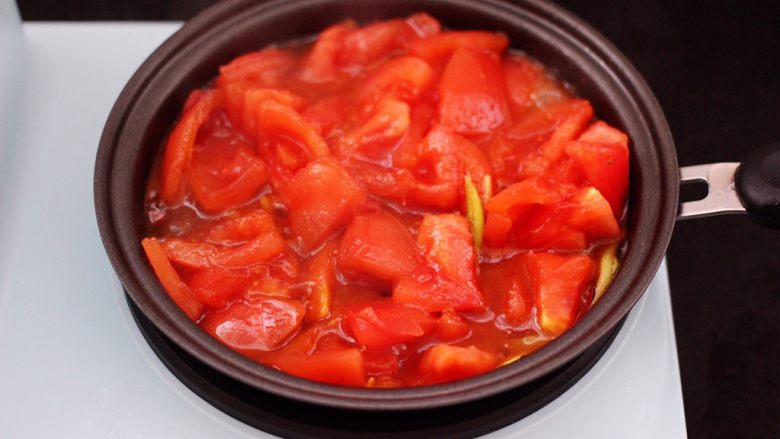 虾滑番茄豆干汤,大火翻炒至番茄变软汤浓。