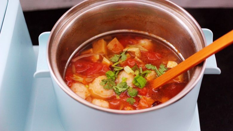 虾滑番茄豆干汤,大火煮沸后即可关火，撒上香菜段和少许蒜苗叶即可。