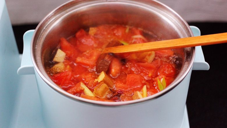 虾滑番茄豆干汤,大火煮沸后，继续炖煮3分钟左右。