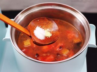 虾滑番茄豆干汤,再根据个人口味加入适量的盐和鸡精调味。