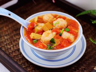 虾滑番茄豆干汤,酸酸甜甜好味道，滋补养生又润肤。