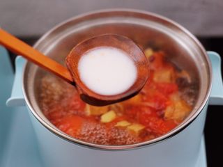 虾滑番茄豆干汤,加入提前用清水化开的淀粉勾芡。