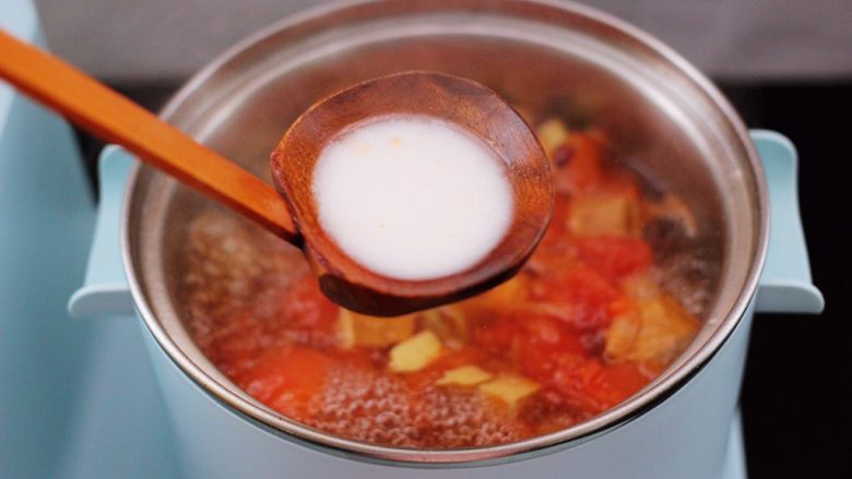 虾滑番茄豆干汤,加入提前用清水化开的淀粉勾芡。