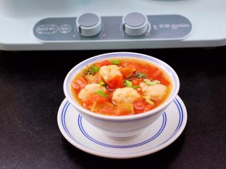虾滑番茄豆干汤,啦啦啦，把做好的虾滑番茄豆干汤，盛到碗里即可享用咯。