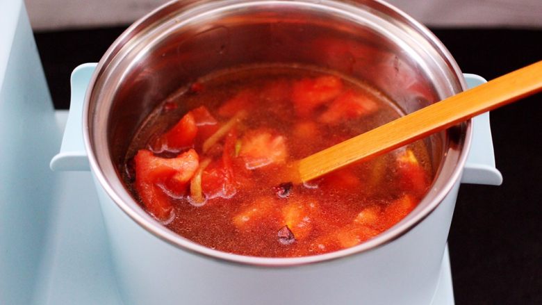 虾滑番茄豆干汤,早餐机的汤锅里加入适量的清水，把翻炒好的番茄倒入锅中。