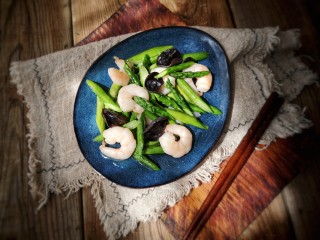 芦笋虾仁——春吃一口鲜,出锅装盘。