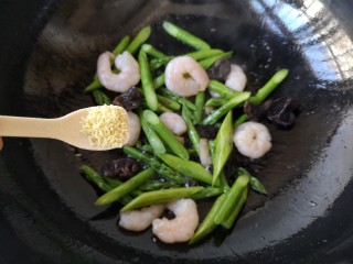 芦笋虾仁——春吃一口鲜,加入适量的盐和鸡精，大火翻炒均匀即可。