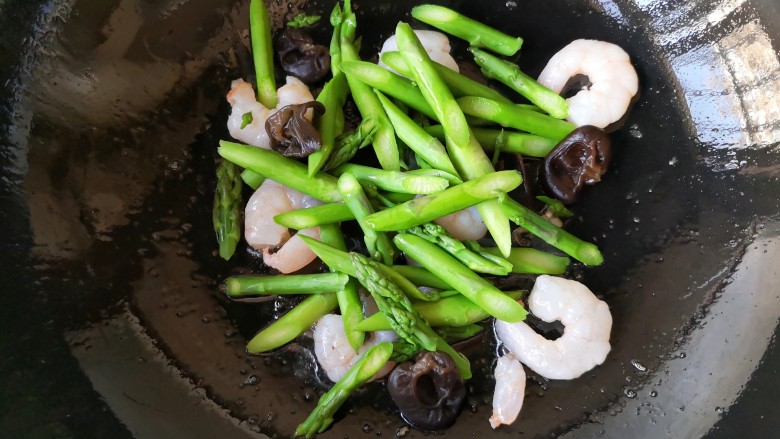 芦笋虾仁——春吃一口鲜,下入焯好的芦笋和木耳。