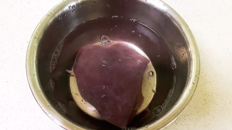 青椒炒猪肝,把猪肝放入冷水中浸泡20分钟，中间换一次水，泡出血水