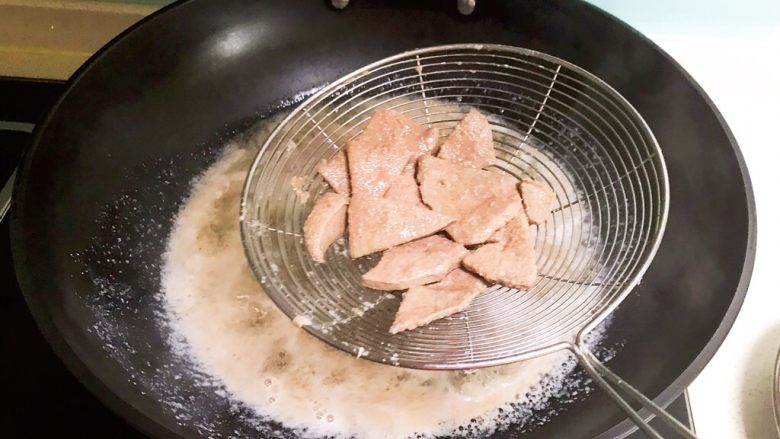 青椒炒猪肝,锅中水烧开后放入猪肝，焯水2分钟