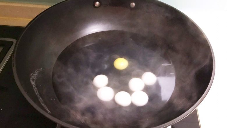 黑芝麻汤圆厚蛋烧,锅里加入冷水，烧开后放入汤圆，煮至汤圆漂浮起来，汤圆就熟了