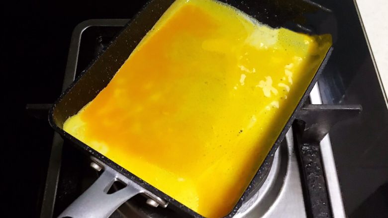 黑芝麻汤圆厚蛋烧,加入一半鸡蛋液，全程小火煎制
