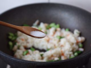 芦笋虾仁焗饭配冬阴功风味蒸烤鸡胸,放入适量的盐调味。
