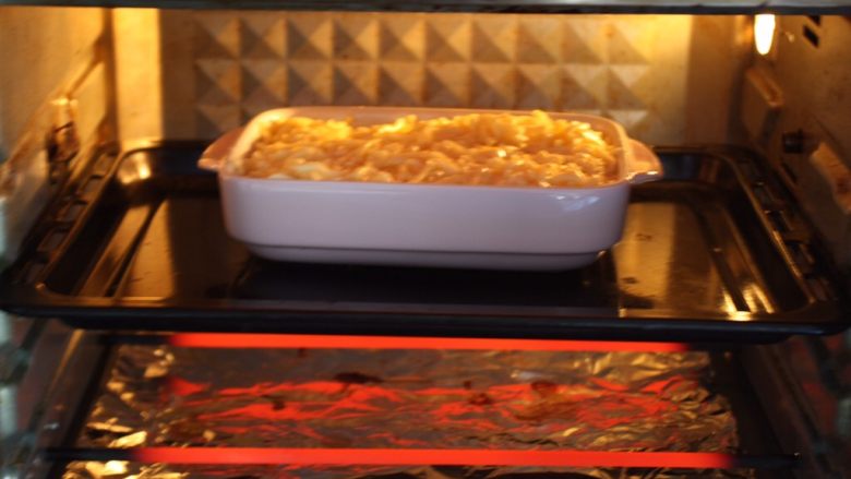 芦笋虾仁焗饭配冬阴功风味蒸烤鸡胸,放入烤箱的中层。